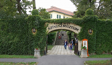 Bajor Gizi Színészmúzeum bejárata