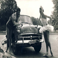 Róna Viktor és Ugray Klotild a Margitszigeti Szabadtéri Színpad bejáratánál
a Hattyúk tava jelmezeiben, 1960
Ismeretlen fényképész felvétele
